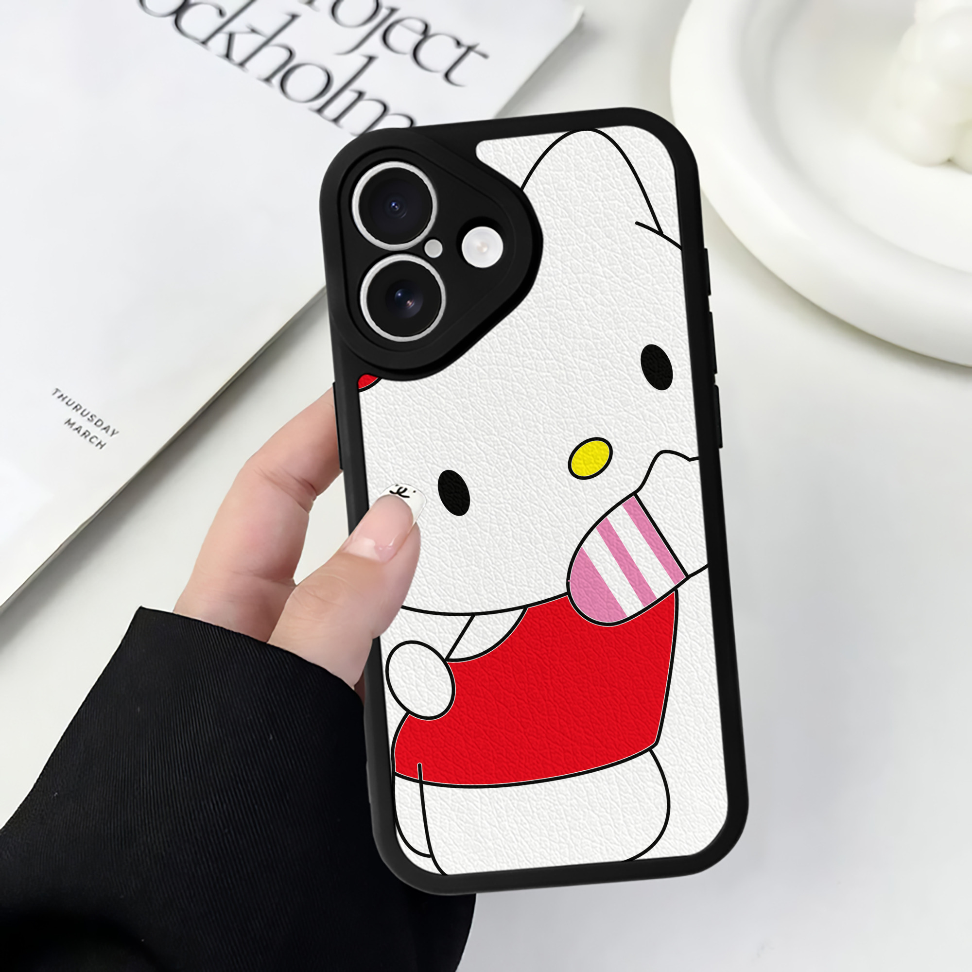 （画像用） Hello Kitty ハローキティ 【iPhone 16シリーズ対応】シリコンスマホケース（レザー調） 材質：シリコン